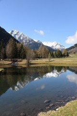 lago laghetto di montagna neve riflesso 
