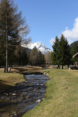 lago laghetto di montagna neve riflesso 