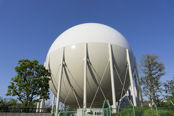 インフラ　ガスタンク　公共施設　快晴　青空