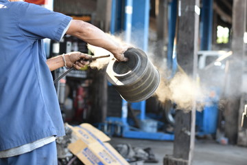 Car mechanic clean the filter