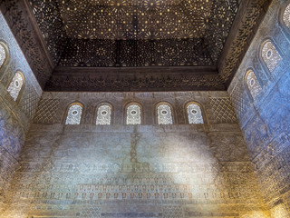 Maurisches Reliefdekor an Wänden und Fensterbögen im Nasridenpalast, Alhambra, UNESCO Weltkulturerbe, Granada, Andalusien, Spanien, Europa