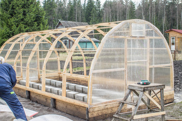 Men installing polycarbonate greenhouses