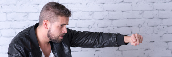 Obraz premium junger mann schlägt eine linke gerade