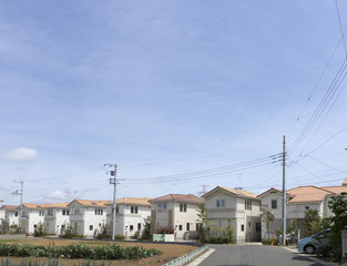 住宅　分譲住宅街　イメージ　青空　赤い瓦屋根