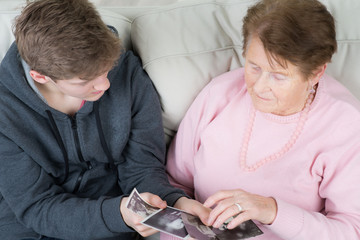 oma erklärt enkelsohn familiengeschichte mit bildern