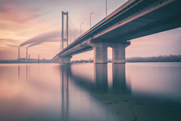 Pivdennyi Brücke in Kiew, Ukraine am Abend.