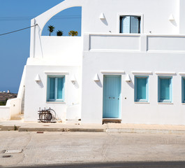 Fototapeta na wymiar house in santorini greece europe old construction white and blue