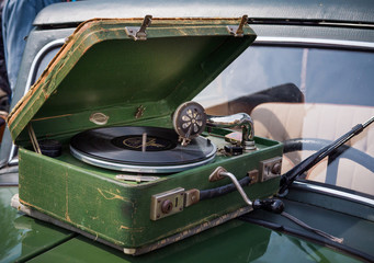 altes koffergrammophon, grammophon der 30er jahre - obrazy, fototapety, plakaty