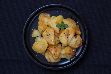 Bratkartoffeln mit Pfeffer und Salz auf einem Teller