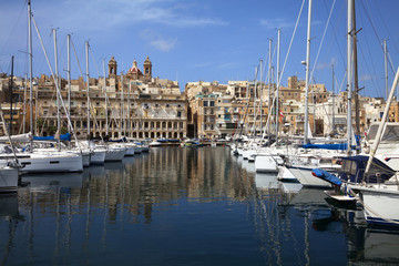 Fototapeta na wymiar Blick über den Grand Harbour Jachthafen in Vittoriosa, Malta