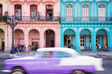 Meubelstickers Klassieke vintage auto en kleurrijke koloniale gebouwen in de hoofdstraat van Oud Havana, Cuba © Delphotostock