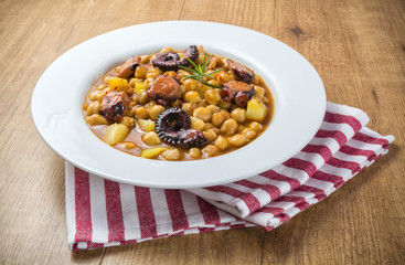 Plato de garbanzos con pulpo