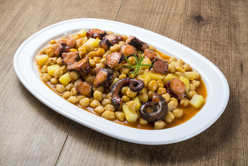 Garbanzos con pulpo y patatas