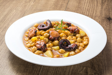 Plato de pulpo con garbanzos