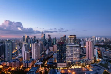 Papier Peint photo construction de la ville Vue de nuit surélevée de Makati, le quartier des affaires de Metro Manila.