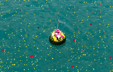 Loy Kratong for Scattering Ashes Ceremonies © bignai