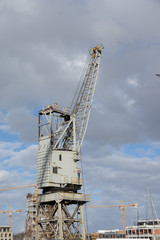 Obraz premium Waterfront Tower Crane sits idle and unused at Table Bay Harbour Cape Town