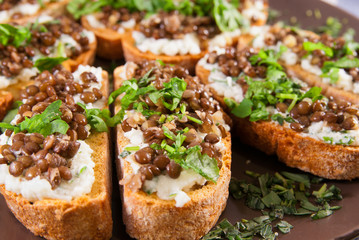 Crostini with goat cheese and Beluga lentils