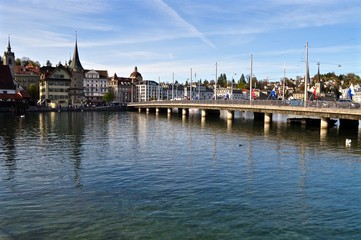 Seebrücke der Stadt Luzern am Vierwaldstättersee, über See und den Fluss Reuss. Vom Bahnhof zum...