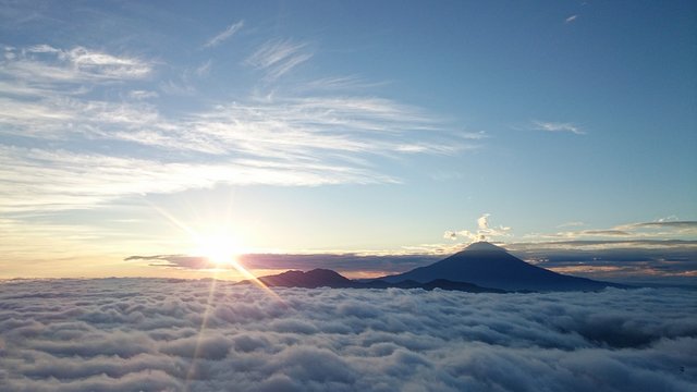 富士山を取り巻く雲海と御来光