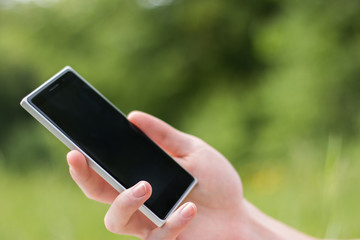 Smartphone in Männerhand, draußen