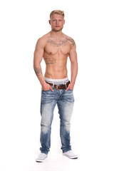 Lässiger junger Mann in Jeans - Tätowierter junger Mann - freisteller