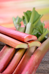 Roher, ungeschälter Rhabarber auf einem Holztisch - Raw rhubarb on a wooden table 