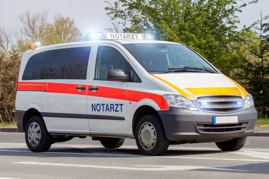 Notarztfahrzeug mit Blaulicht