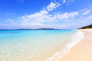 南国沖縄の綺麗な珊瑚の海と夏空
