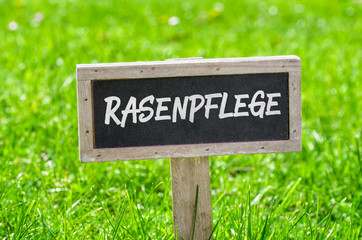 Schild im Rasen - Rasenpflege