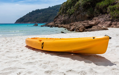 Orangenes Kayak am Strand liegend