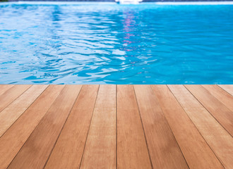 Naklejka premium Swimming pool and wooden deck ideal for backgrounds