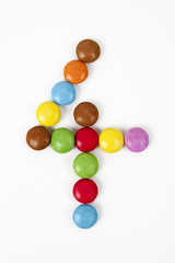 Il numero 4 formato da coloratissimi confetti di cioccolata.