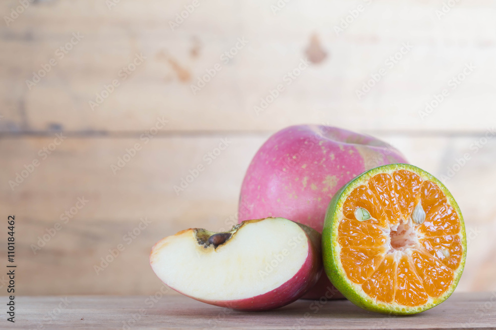 Wall mural orange and apple.