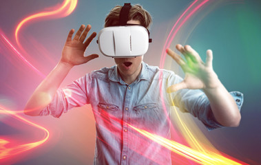 Mann mit Virtual Reality Brille