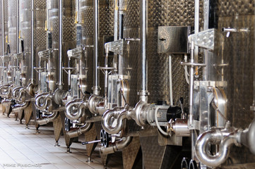 Wine fermentation vinification tanks