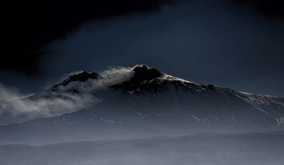 Vista del vulcano etna mentre fa sbuffi di fumo