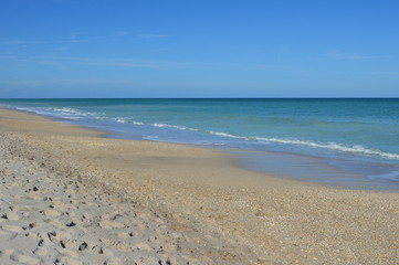 Fototapeta na wymiar Blue ocean and sand