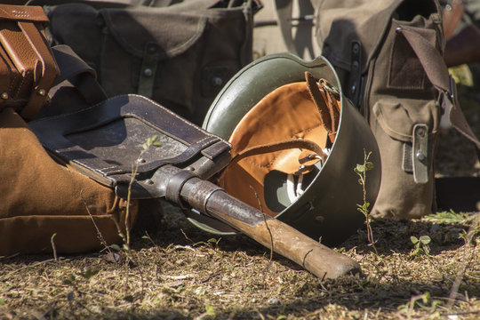 Каска и саперная лопатка