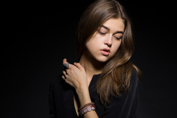 Obraz premium Portrait of a girl with diamonds on black dackground