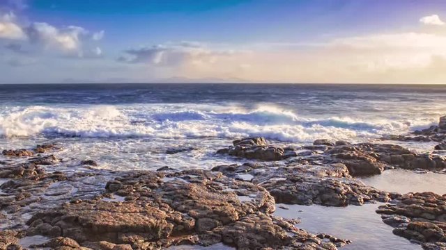 die Liebe zum Meer -schöne Wellen bei blauen Himmel auf Lanzarote
