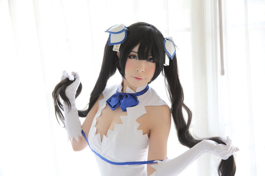 Hestia Cosplay Portrait Girl in White Theme