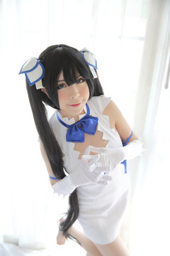 Hestia Cosplay Portrait Girl in White Theme