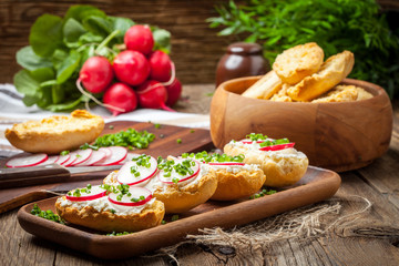 Toasts with radish, chives and cottage cheese.