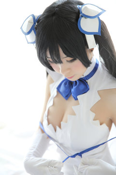 Hestia Cosplay Portrait Girl in White Theme