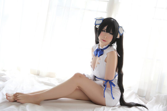 Hestia Cosplay Portrait Girl in White Theme