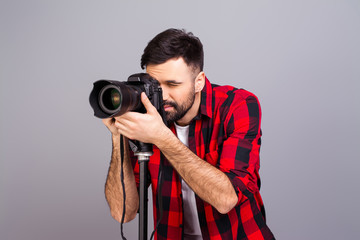 Obraz premium Portrait of male photographer with professional camera isolated