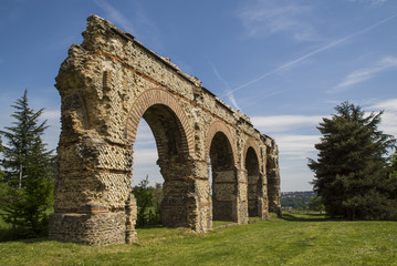 Fototapeta na wymiar Aqueduc du Gier - Chaponost - Rhône.