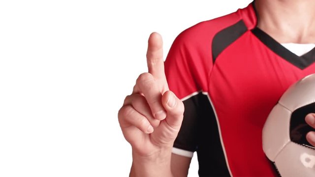 femme en tenue de football qui touche un &eacute;cran tactile sur fond blanc