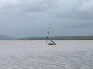 Embarcation isol&eacute;e &agrave; embouchure du D&eacute;grad des Cannes &agrave; R&eacute;mige-Montjoly en Guyane fran&ccedil;aise
